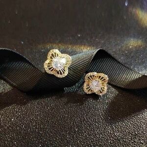 White zircon stud earrings